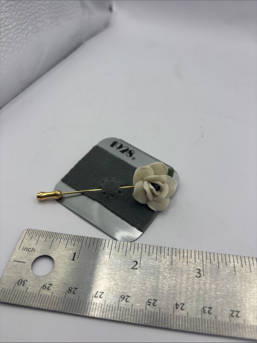 1928 Cream Flower Stick Pin with Gold Stem
